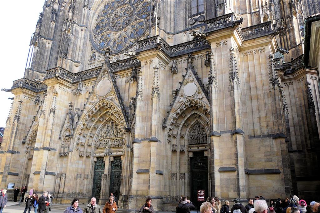 PRAAG - de hoofdingang van de Sint-Vituskathedraal