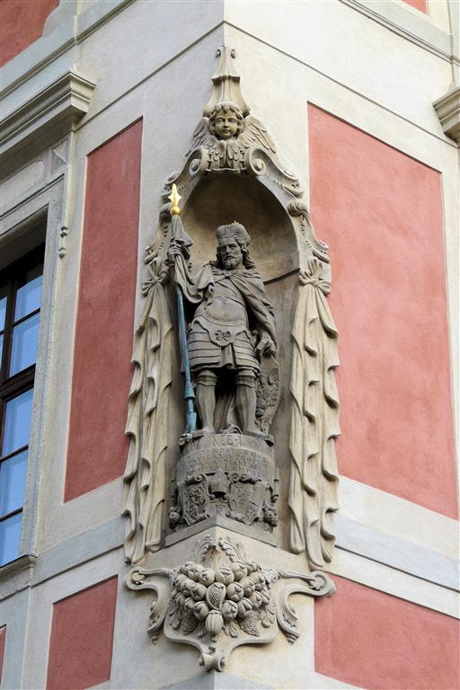 PRAAG - een beeld aan de oude pastorie (Staré proboštství) naast de Sint-Vituskathedraal