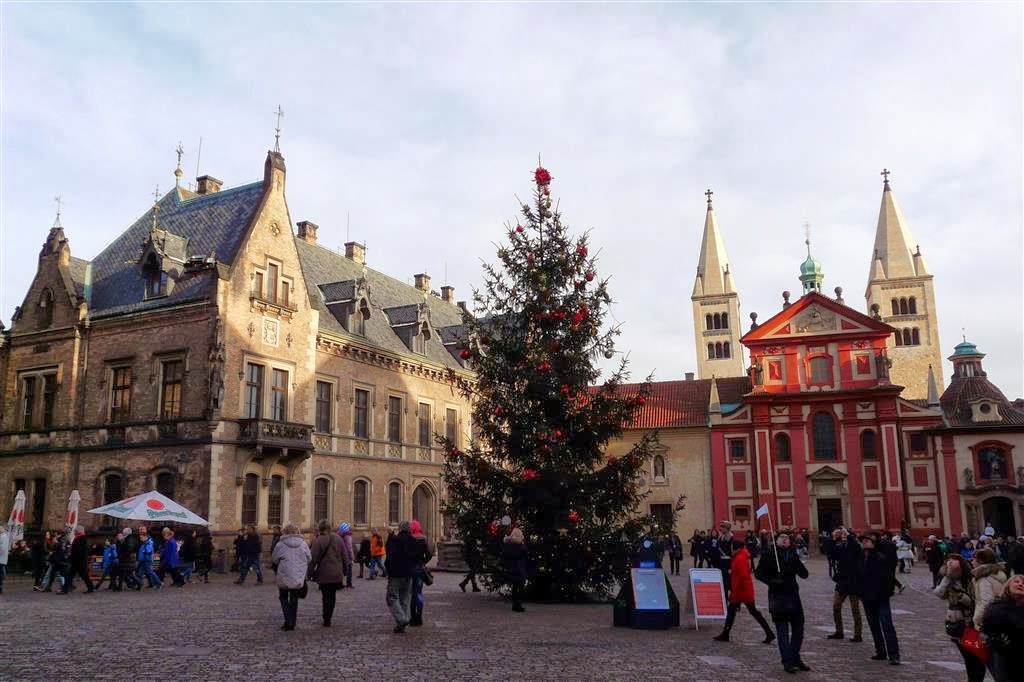 PRAAG - het Sint-Joris plein in de wijk Hradčany