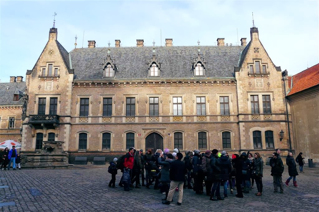 PRAAG - de nieuwe pastorie (Mockerovy domy) bij het Sint-Joris plein in de wijk Hradčany