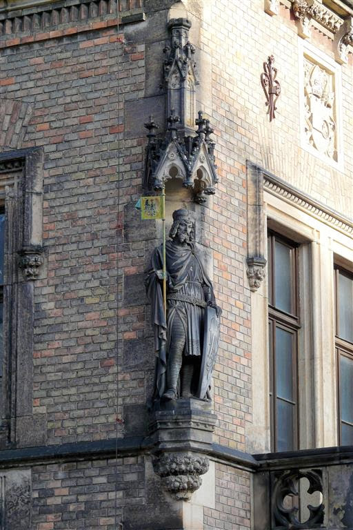 PRAAG - een beeld aan de nieuwe pastorie (Mockerovy domy) bij het Sint-Joris plein in de wijk Hradčany