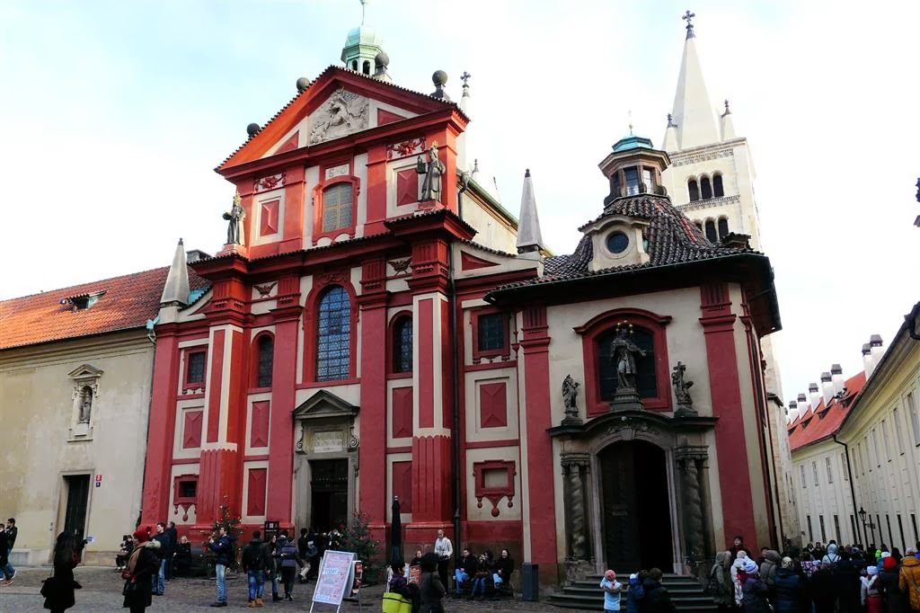 PRAAG - De Sint-Jorisbasiliek aan het Sint-Joris plein in de wijk Hradčany