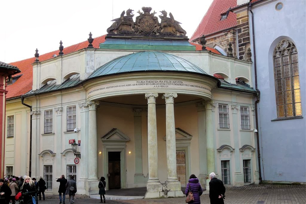 PRAAG - het Maria Theresia Pia Felix Augusta paviljoen aan het Sint-Joris plein in de wijk Hradčany
