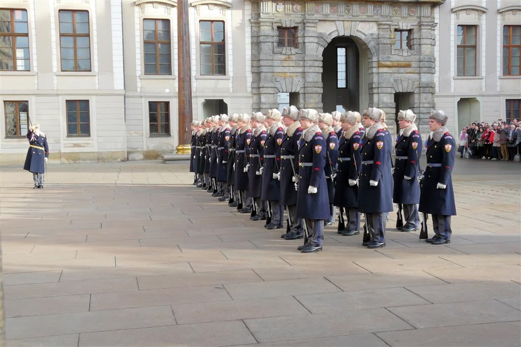 PRAAG - de wisseling van de wacht ceremonie bij de Praagse burcht