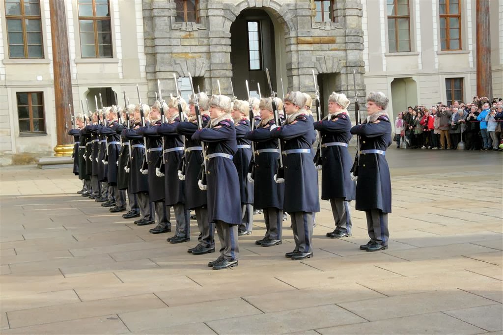 PRAAG - de wisseling van de wacht ceremonie bij de Praagse burcht