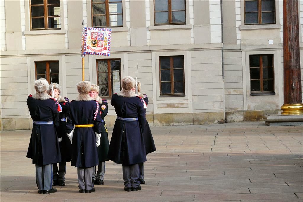 PRAAG - de wisseling van de wacht ceremonie bij de Praagse burcht