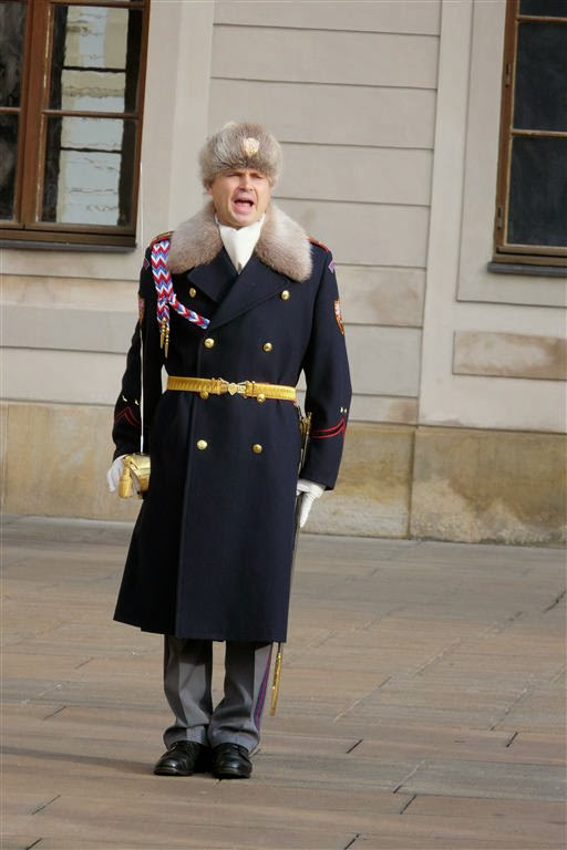 PRAAG - de wisseling van de wacht ceremonie bij de Praagse burcht