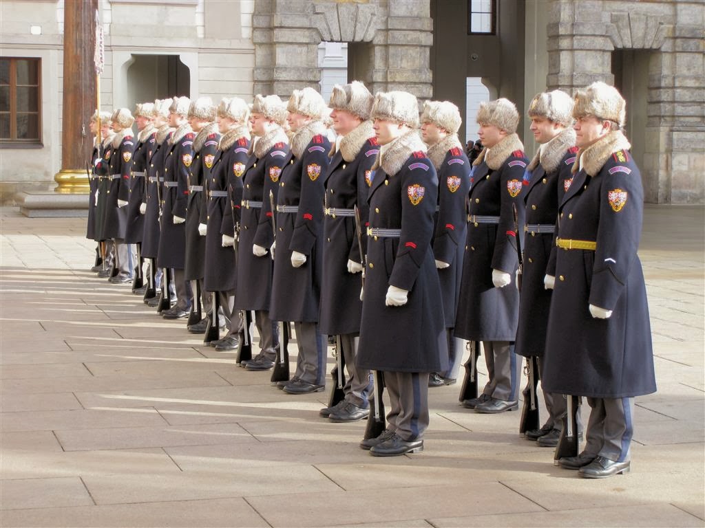 PRAAG - de wisseling van de wacht ceremonie bij de Praagse burcht