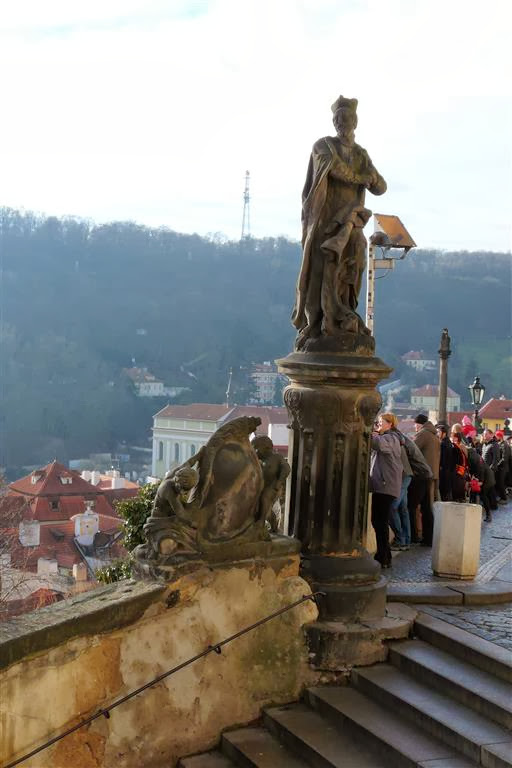 PRAAG - een standbeeld bij het uitzichtpunt bij de Praagse burcht