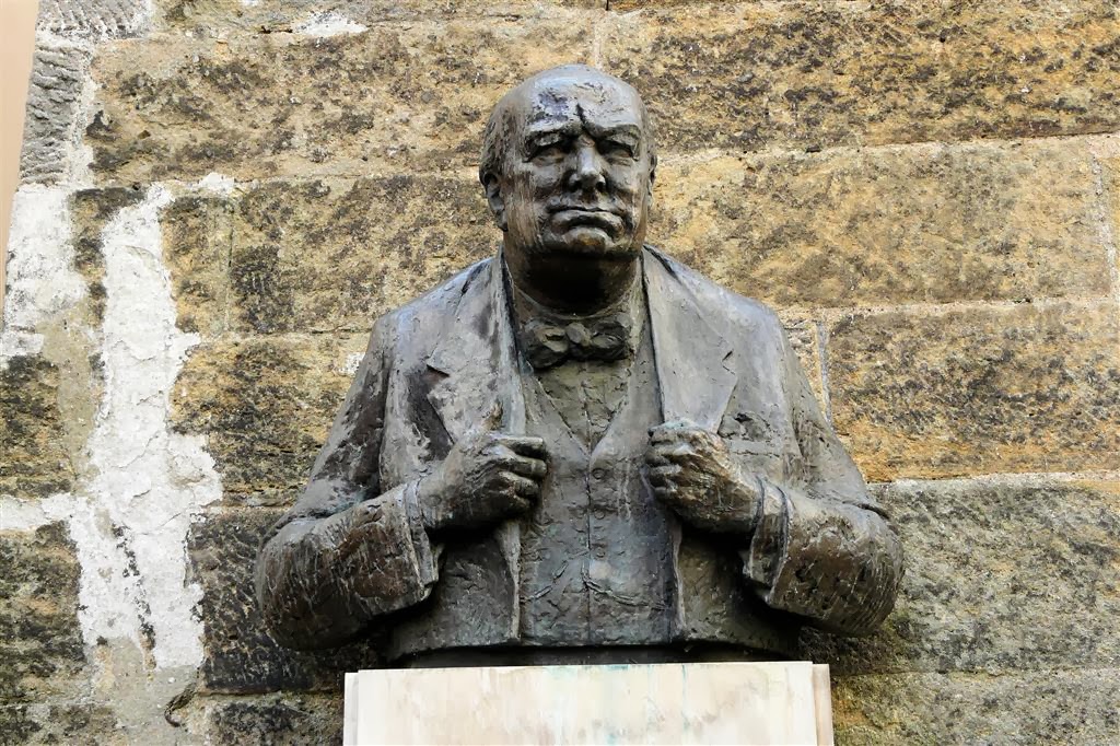 PRAAG - een standbeeld van Churchill
