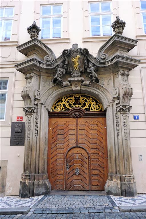PRAAG - de deur van het Parlement van de Tsjechische Republiek