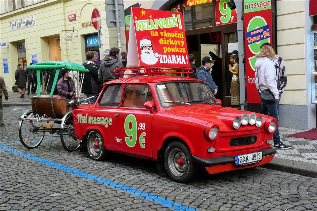 PRAAG - een Trabant doet dienst als reclameauto