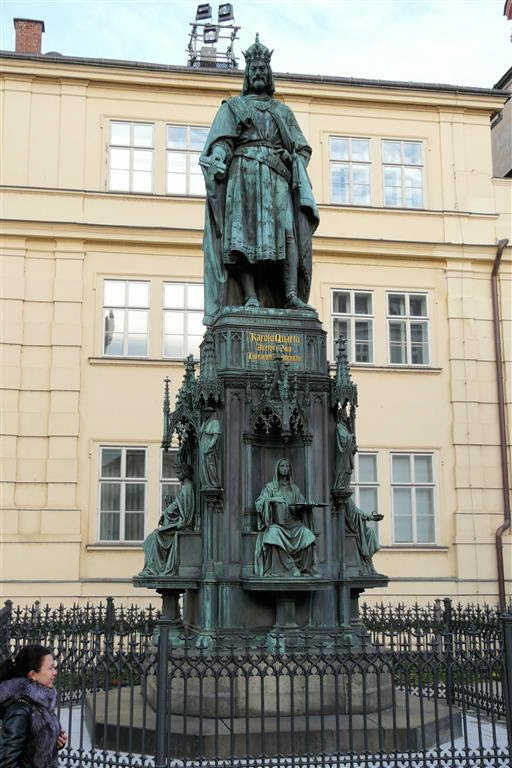 PRAAG - een standbeeld van Karel IV