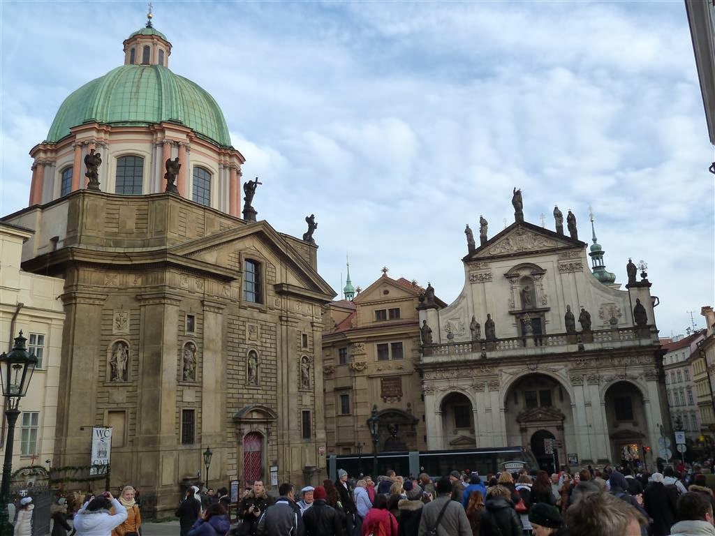 PRAAG - links de Sint Franciscuskerk en rechts de Sint Salvatorkerk
