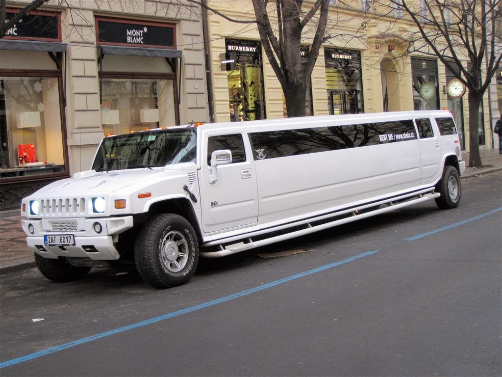 PRAAG - een Hummer limousine