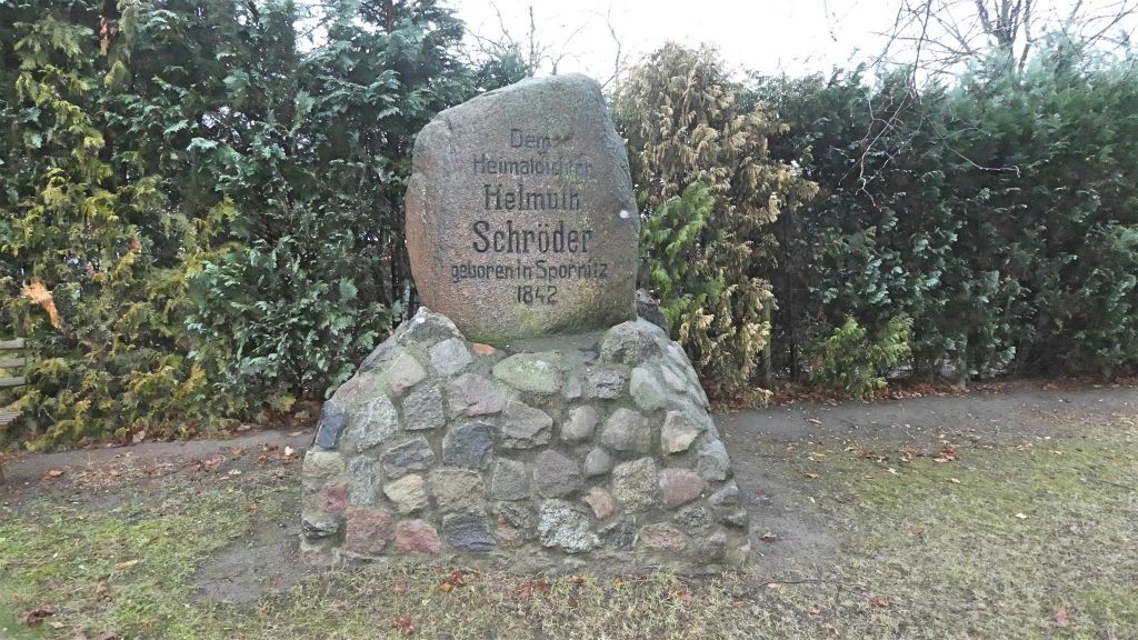 SPORNITZ - een gedenksteen ter ere van de Duitse dichter Helmuth Schröder (1842-1909)