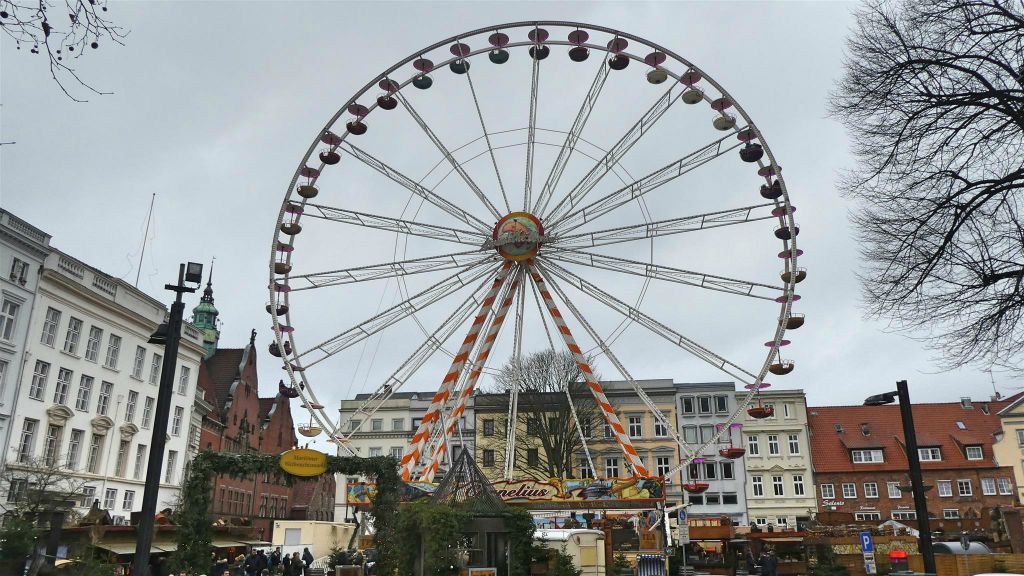 LÜBECK - een reuzenrad op een kerstmarkt