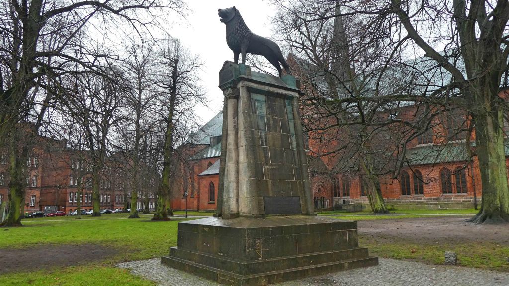 LÜBECK - een standbeeld bij de kathedraal van Lübeck