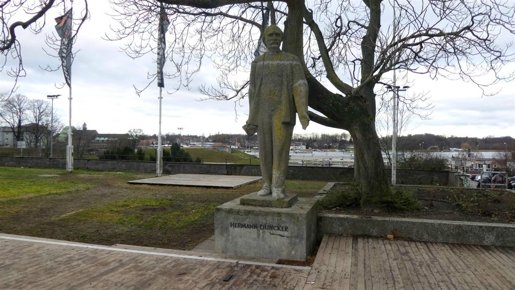 ROSTOCK - een standbeeld ter ere van de Duitse politicus Hermann Duncker (1874-1960)