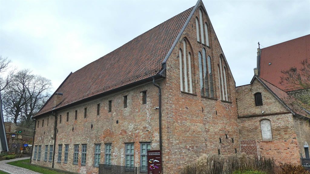 ROSTOCK - een museum gebouw op het het kloostercomplex van het Heilig Kruis
