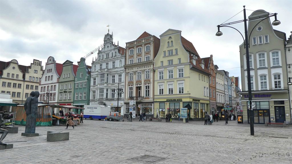 ROSTOCK - enkele gebouwen aan het marktplein van de Mittelstadt