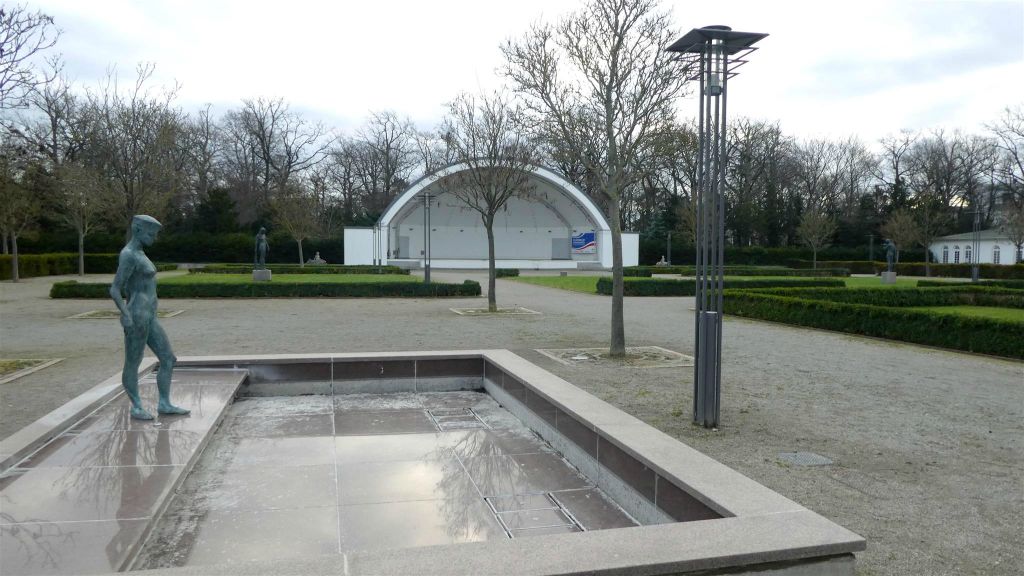 WARNEMÜNDE - de tuin van het Kurhaus hotel