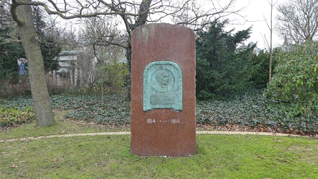 WARNEMÜNDE - een beeld ter ere van schrijver John Brinckman (1814-1870)