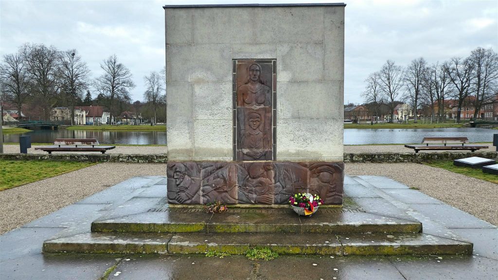 LUDWIGSLUST - een monument voor de slachtoffers van het concentratiekamp Wöbbelin (1945)