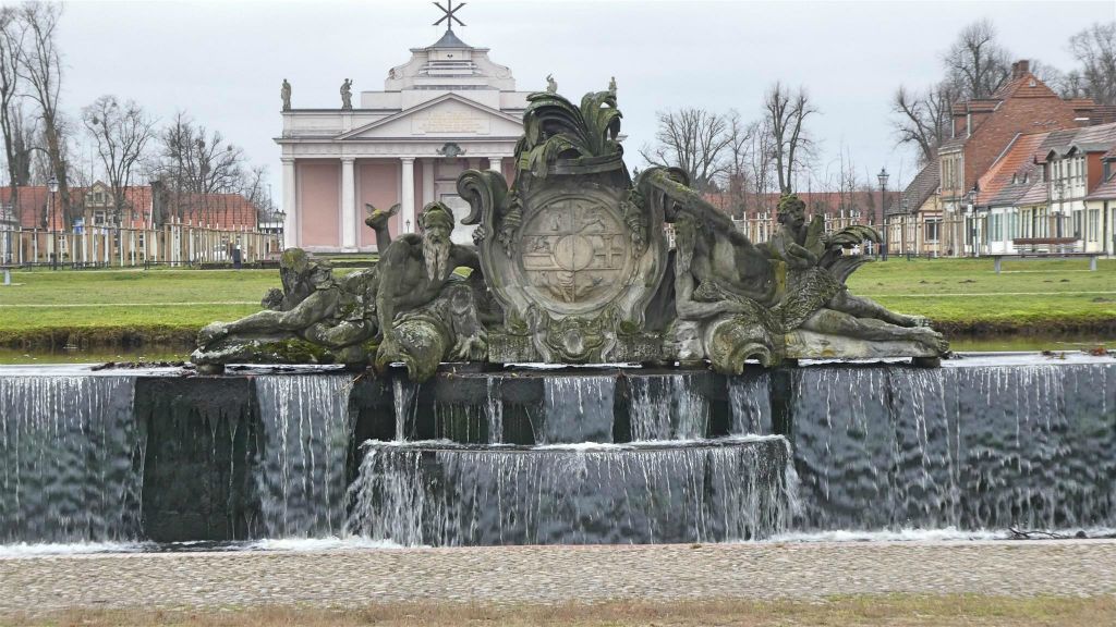 LUDWIGSLUST - een waterval voor het slot Ludwigslust