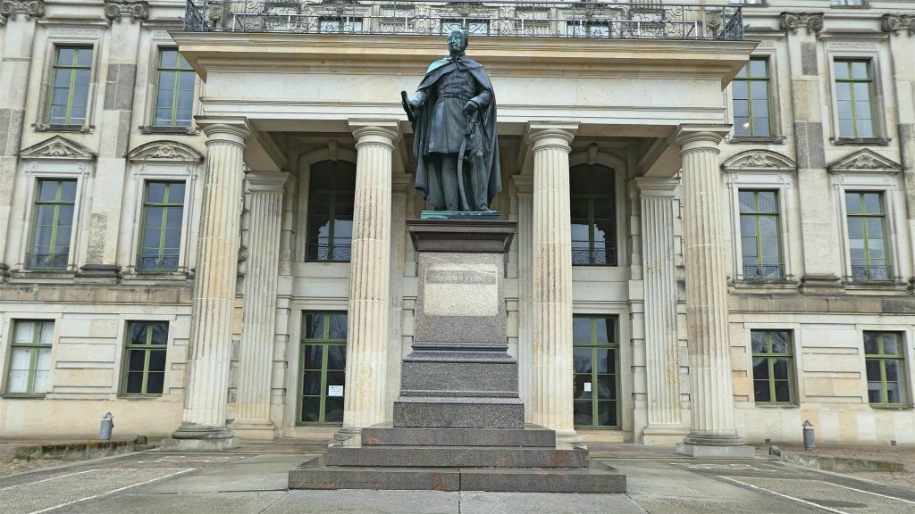 LUDWIGSLUST - een standbeeld ter ere van groothertog Frederik Frans I (1756-1837) voor het slot Ludwigslust