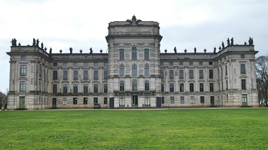 LUDWIGSLUST - de achterkant van het slot Ludwigslust