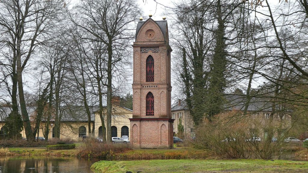 LUDWIGSLUST - de klokkentoren van de kerk van St. Helena en St. Andrew