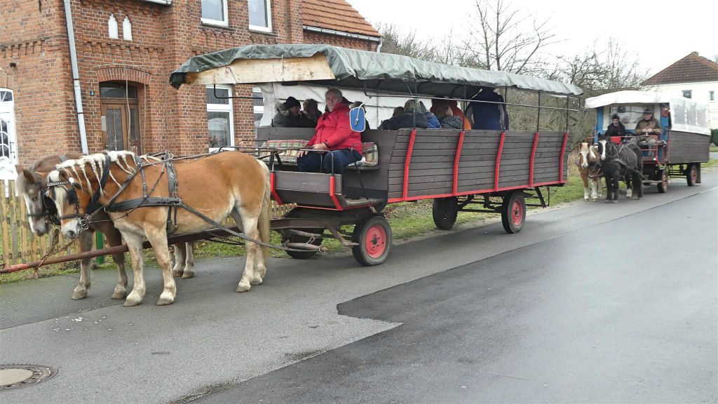 SPORNITZ - met deze twee huifkarren gaan we het dorp Spornitz door