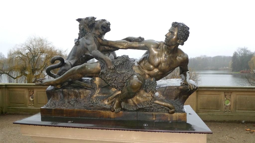 SCHWERIN - een standbeeld bij het kasteel Schwerin