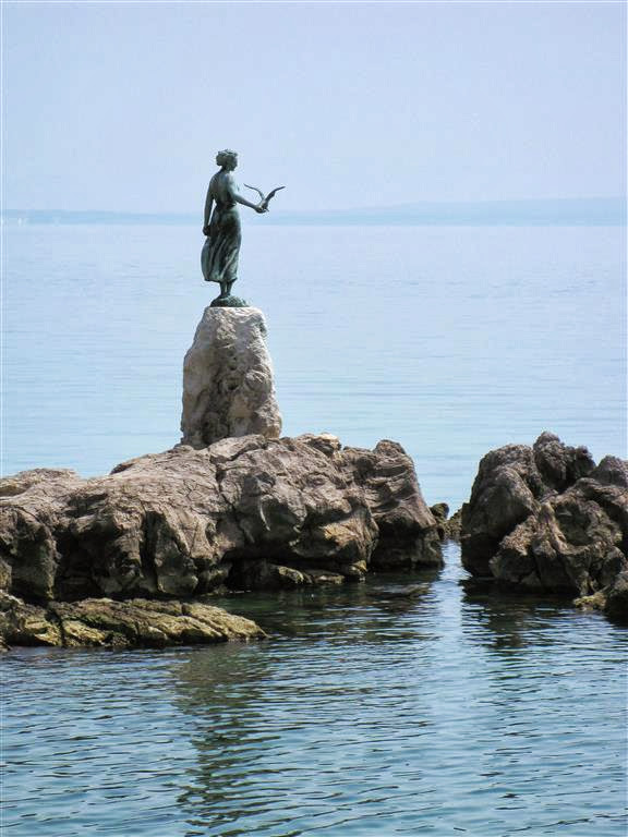 OPATIJA - het standbeeld van de vrouw met de meeuw