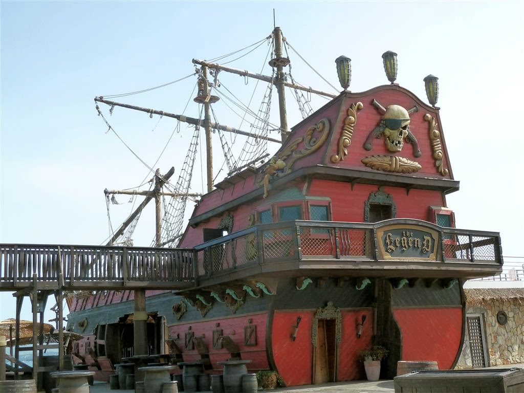 ŠIBENIK - een piratenschip op het Solaris resort wat een bar is