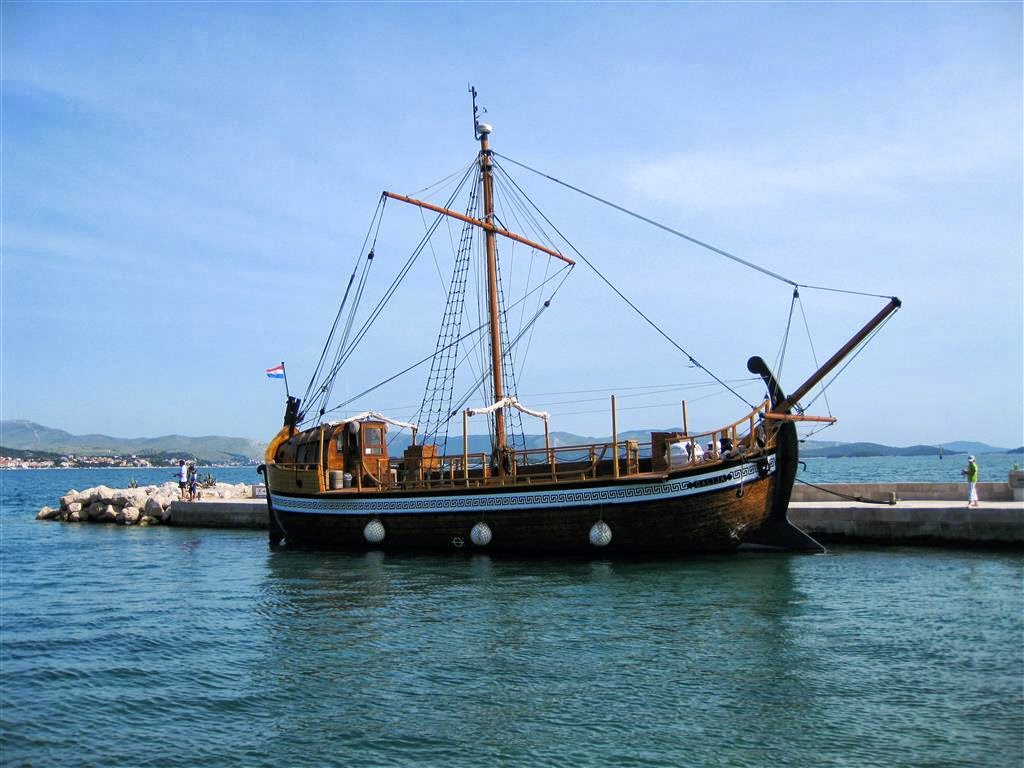 ŠIBENIK - een boot bij het Solaris resort