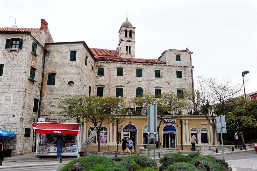 ŠIBENIK - enkele gebouwen in de buurt van de boulevard
