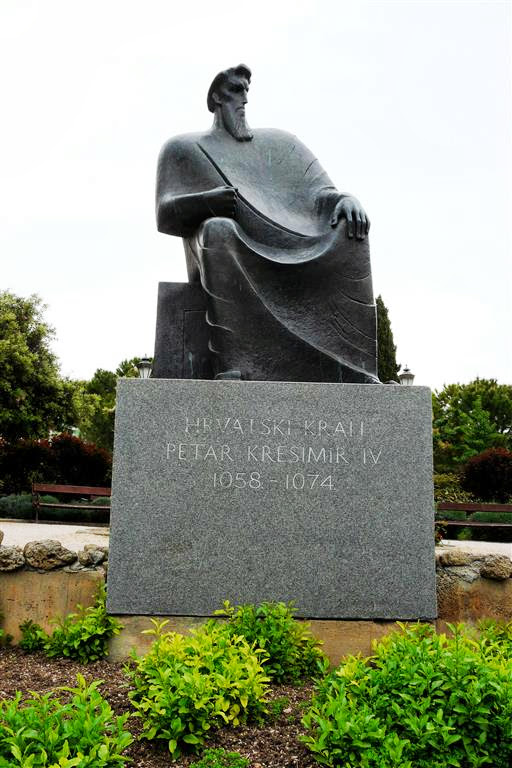 ŠIBENIK - een standbeeld van Petar Krešimir IV
