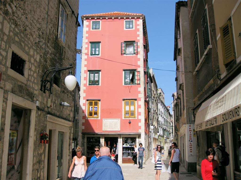 ŠIBENIK - een straat in de binnenstad