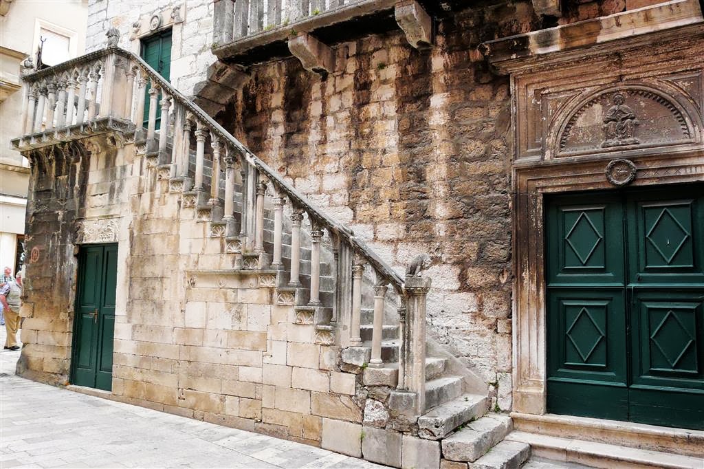 ŠIBENIK - een trap bij de Sint Johanneskerk