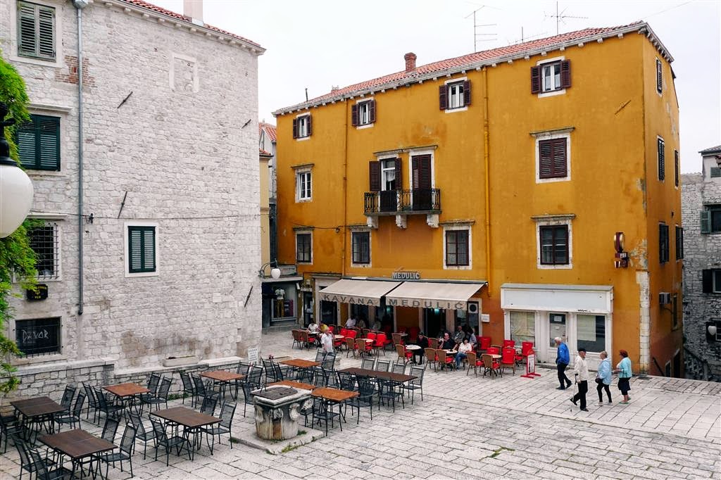 ŠIBENIK - het eerste koffiehuis in Šibenik aan het Medulic plein