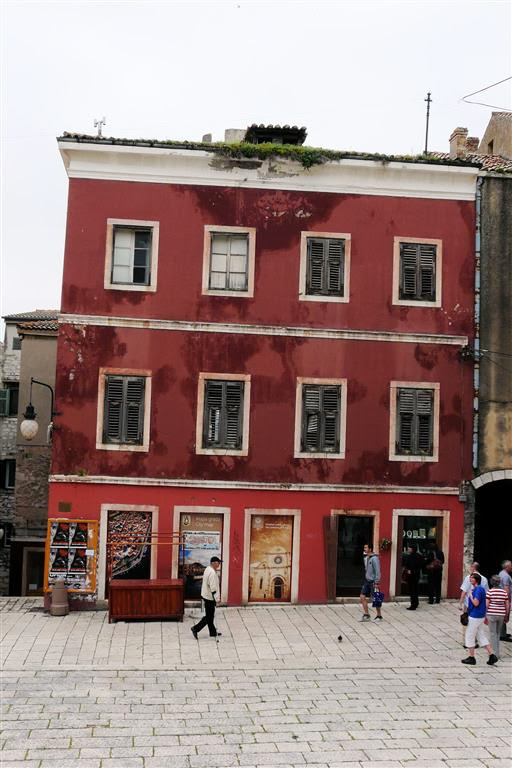 ŠIBENIK - een gebouw aan het Medulic plein