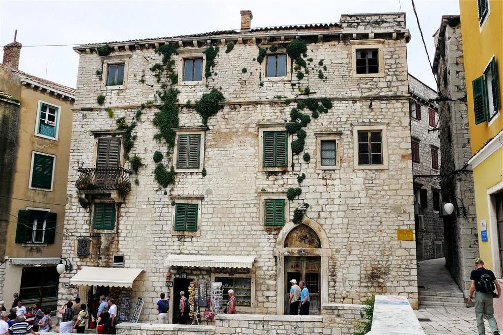 ŠIBENIK - een gebouw aan het Medulic plein
