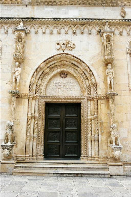 ŠIBENIK - een ingang van de Sint Jacobuskathedraal