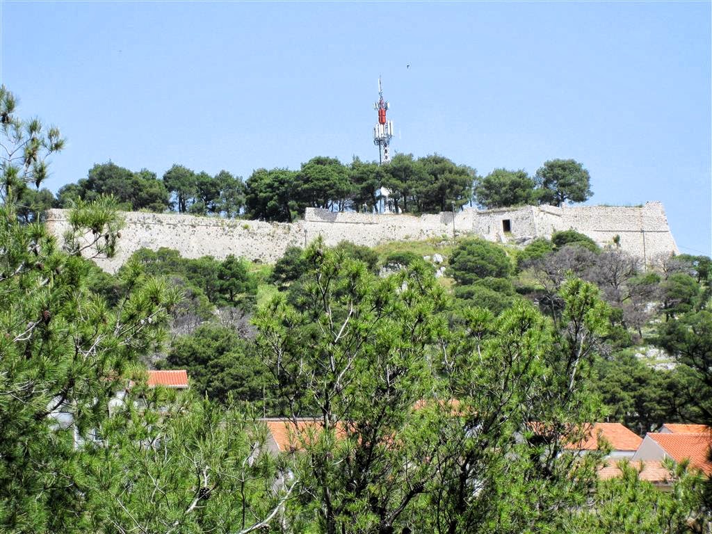 ŠIBENIK - een oude romeinse stadsmuur