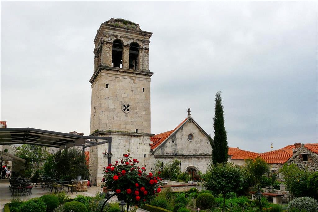 ŠIBENIK - de Sint Laurentiuskerk vanuit de mediterane kloostertuin