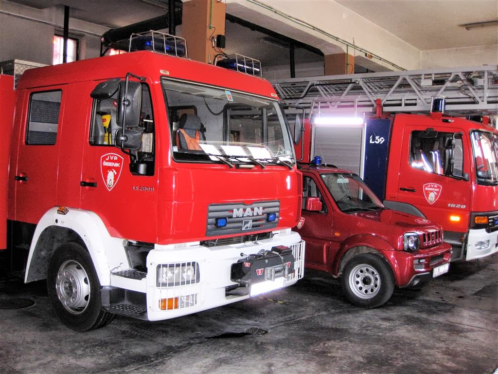 ŠIBENIK - brandweerwagens in de brandweerkazerne