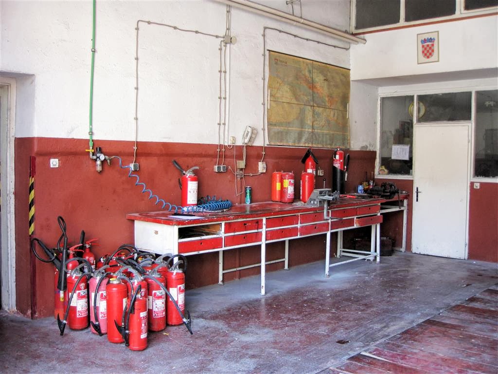 ŠIBENIK - brandblussers in de brandweerkazerne