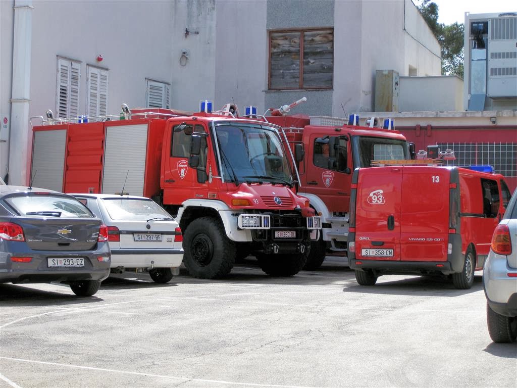 ŠIBENIK - brandweerwagens bij de brandweerkazerne